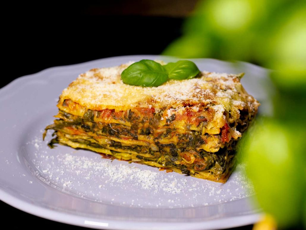 Spinatlasagne auf dem Teller mit Basilikum