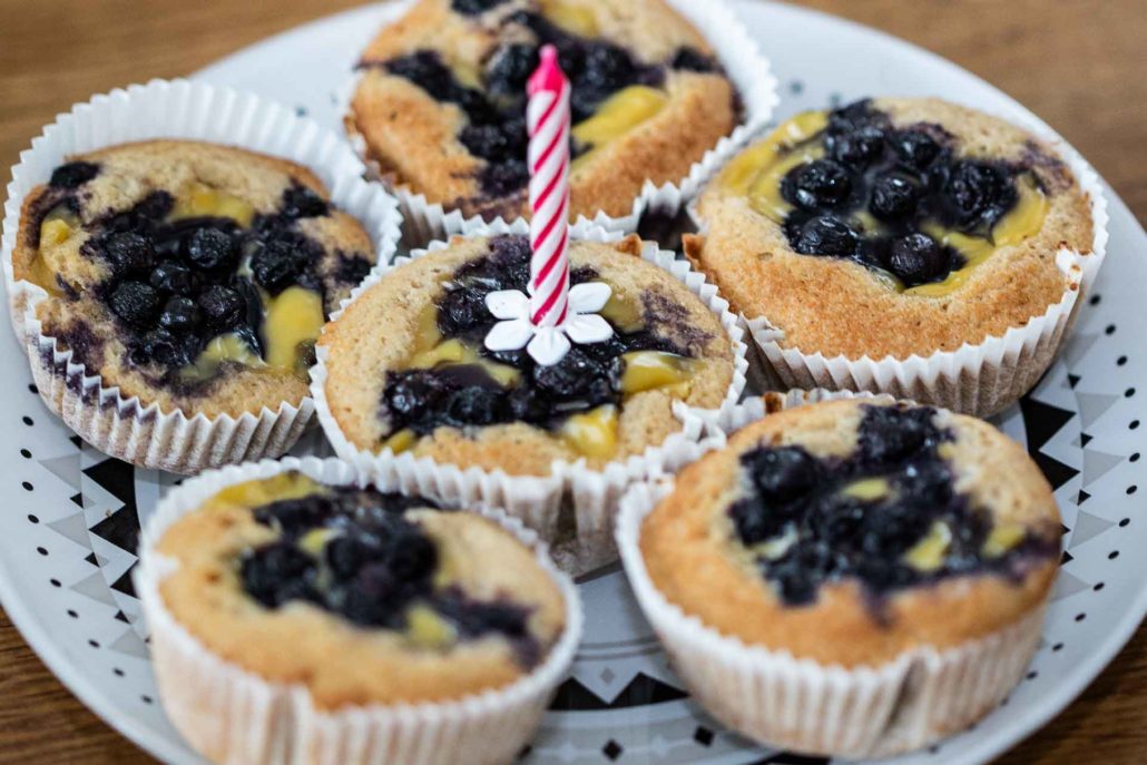 Buchweizenmuffins mit Vanillefüllung und Heidelbeeren