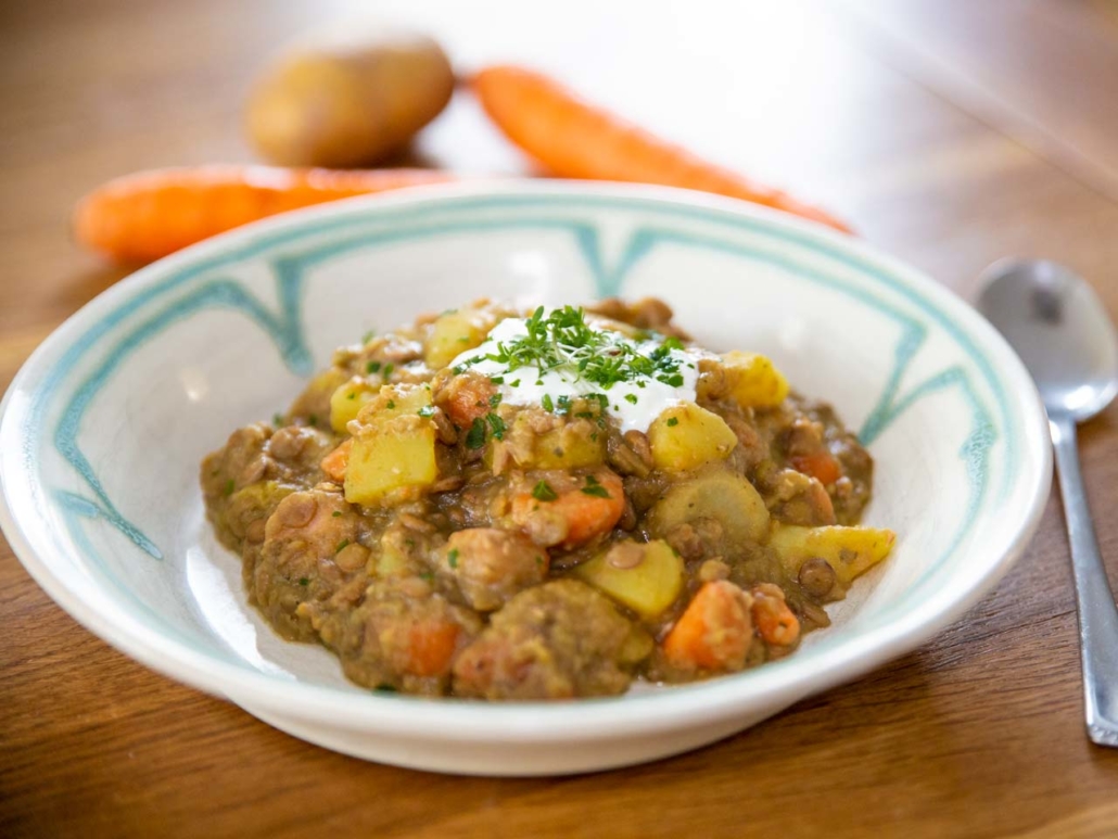 Eintopf mit Tellerlinsen, Würstchen und Gemüse