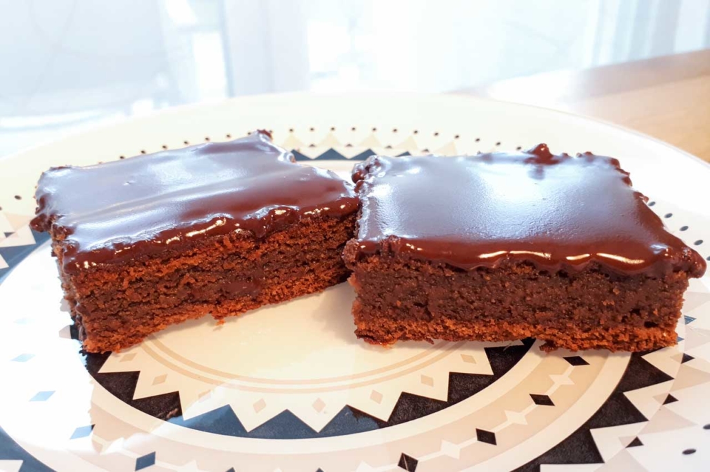 Schokoladenkuchen zuckerfrei mit Glasur auf Teller