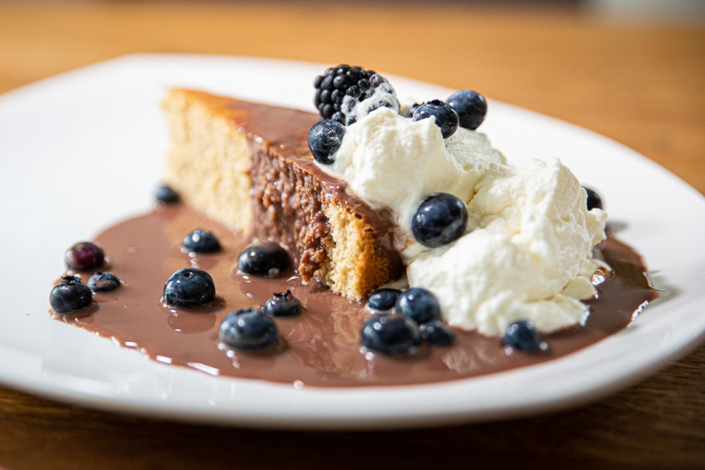 Biskuit glutenfrei und zuckerfrei mit Schokosoße